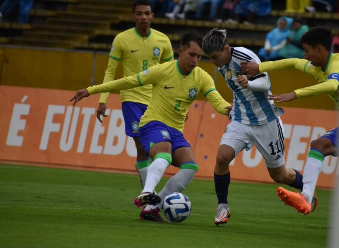 QUITE. El brasileño Vitor Reis intenta detener el avance de Santiago López. Brasil pegó de entrada y se llevó el partido. 