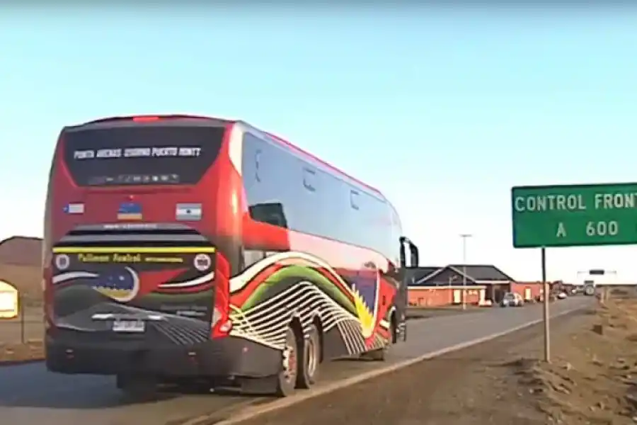 Decenas de chilenos cruzan a diario la frontera con Argentina.