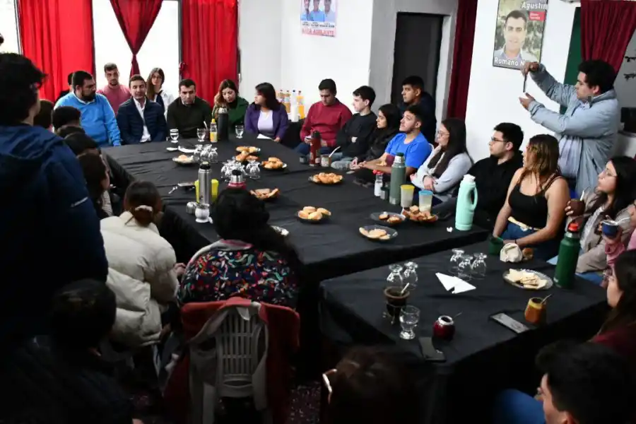 Dimes y diretes: los candidatos continúan con los recorridos y afilan las estrategias