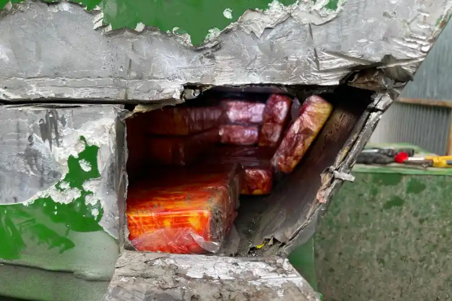 LA DROGA ENCONTRADA en el acoplado. 