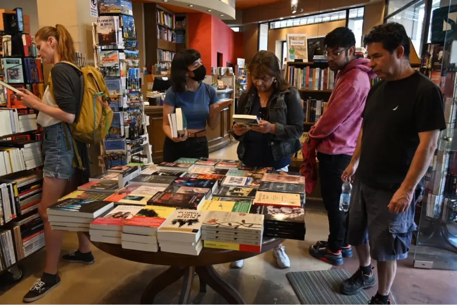 Los libros son otros de los productos más buscados por los chilenos en las localidades de la Patagonia.