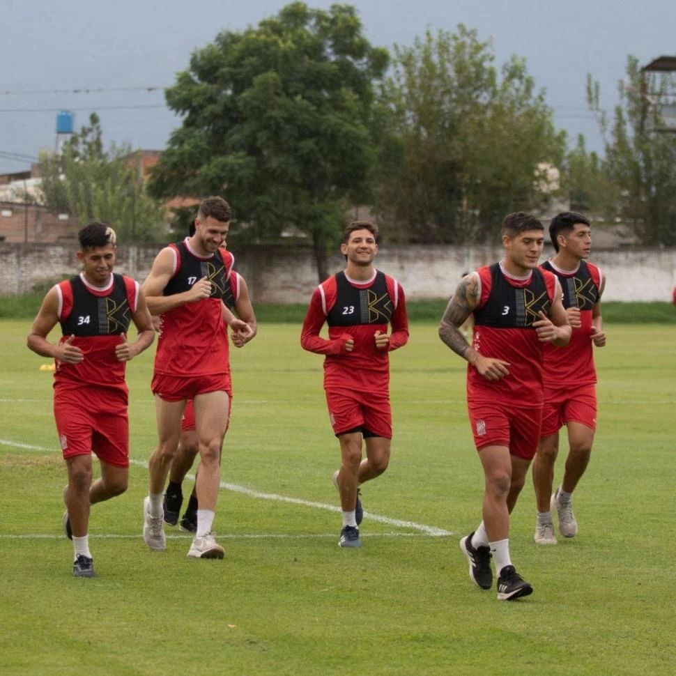 PROTAGONISTAS. Moreno, Bucca, Meritello, Banegas y Rodríguez trotan de manera distendida durante el entrenamiento. 