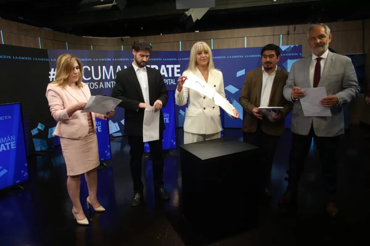 PREVIA. Minutos antes del debate, los candidatos participaron de un sorteo en el que se estableció el orden de intervención de cada uno.
