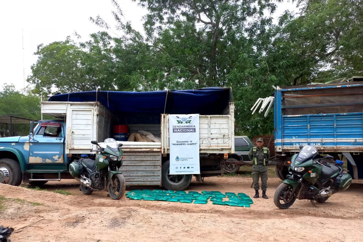 OPERATIVO EN FORMOSA: Oficiales de Gendarmería detectaron 40 kilos de hojas de coca. 