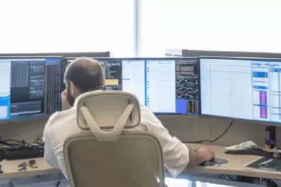 Allanan a un agente de bolsa, tras la disparada del dólar blue