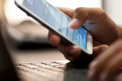 Una universidad de Estados Unidos ofrece becas a estudiantes que no usen sus celulares