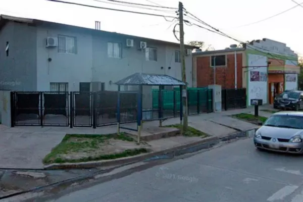 Asaltó a un policía que esperaba el colectivo de civil y terminó baleado