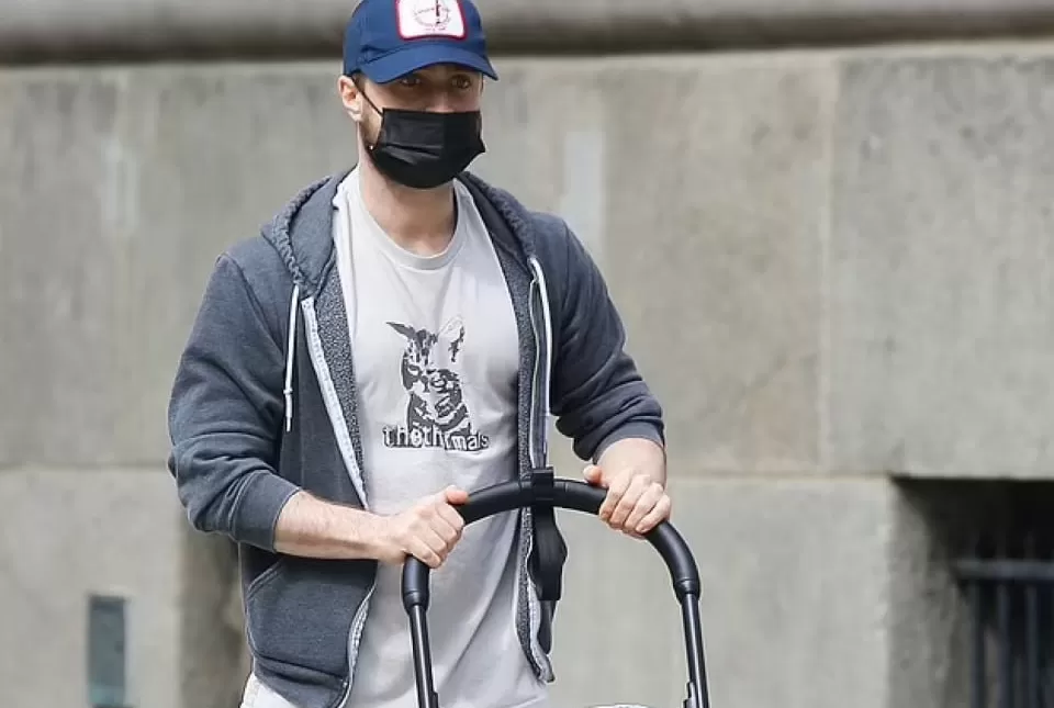 Aunque intentó cubrir su cara, Daniel Radcliffe fue descubierto por los paparazzis en las calles de Nueva York