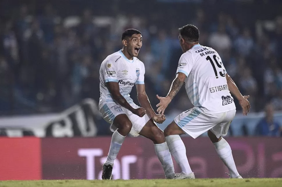 EUFÓRICOS. Estigarribia (19) y Sánchez gritan el 1-0. Fue el primer gol del volante con la camiseta del “decano”. 