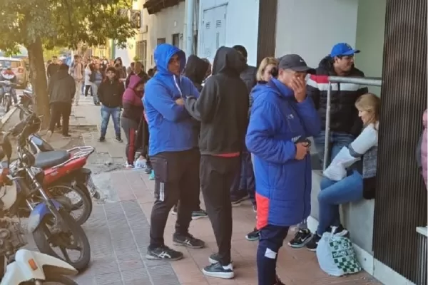 Largas filas de beneficiarios sociales sorprendieron en la Esquina Norte