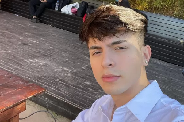 Tras separarse de Ángela Torres, vinculan a Rusherking con una modelo y azafata de TV