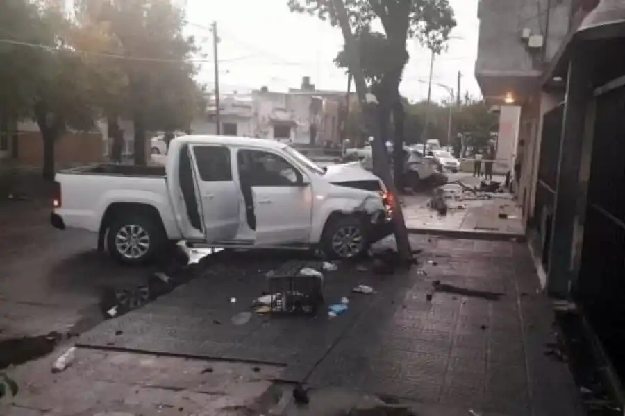 ESTRELLADO. La camioneta terminó incrustada contra un poste.
