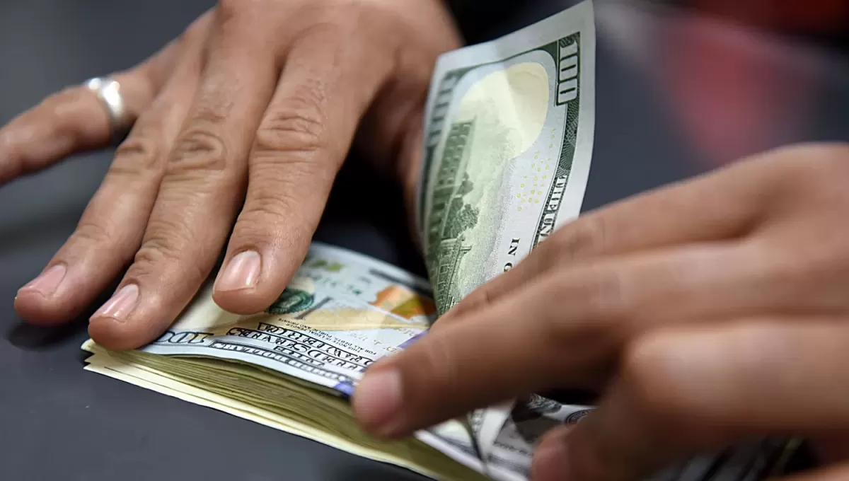 El dólar blue cerró en $467 y cayó 30 unidades desde el máximo histórico