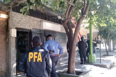 Investigado por venta de drogas: intentó huir de otro allanamiento, pero fue rodeado y atrapado