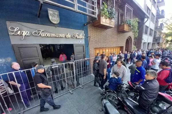 La previa de Atlético-River: los hinchas cubrieron una manzana para poder comprar una entrada