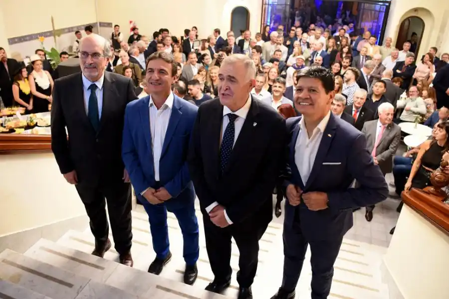 INÉDITO. Jaldo, candidato a gobernador, le dio la bienvenida a Sánchez, su rival en las elecciones. Completan la foto Viñuales Santafe y González. 
