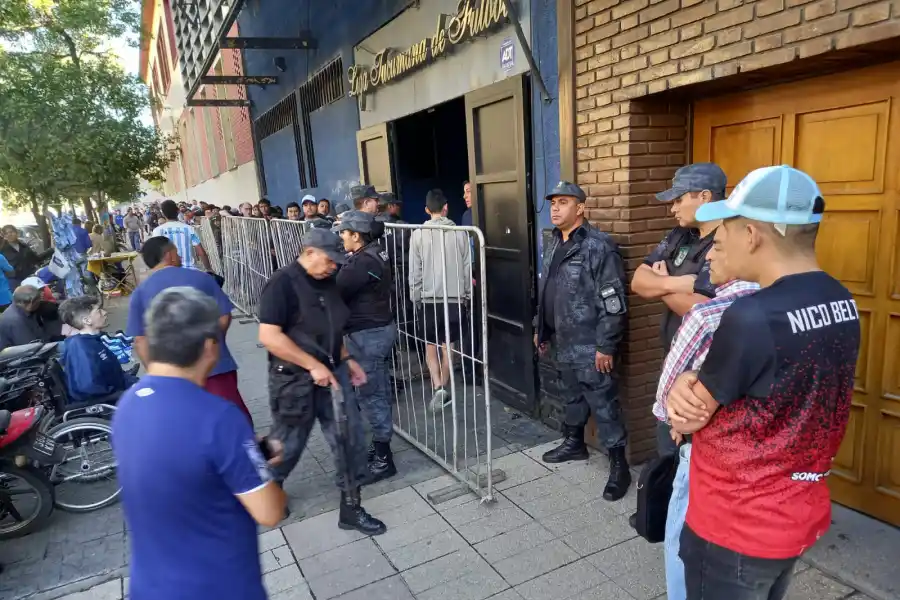 Los hinchas formaron una interminable fila para obtener una entrada. LA GACETA / ANALÍA JARAMILLO