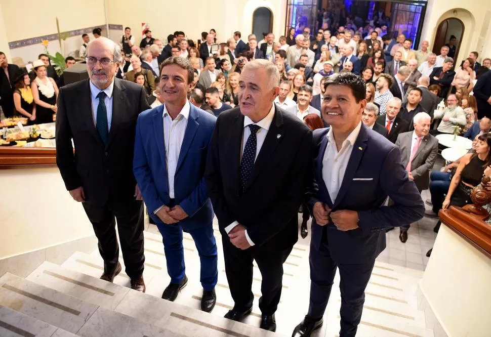 INÉDITO. Jaldo, candidato a gobernador, le dio la bienvenida a Sánchez, su rival en las elecciones. Completan la foto Viñuales Santafe y González. 