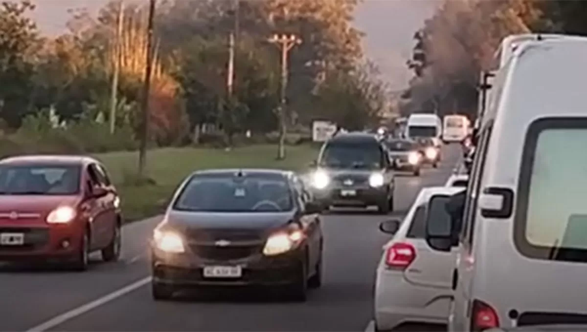 DETENIDOS. La cola de vehículos sobre la vieja traza de la ruta 38, a la espera de la habilitación del paso que conecta con la ruta 307.