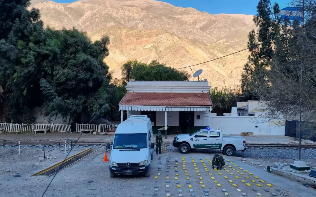 Jujuy: secuestran más de 149 kilos de cocaína ocultos en el falso techo creado en una camioneta