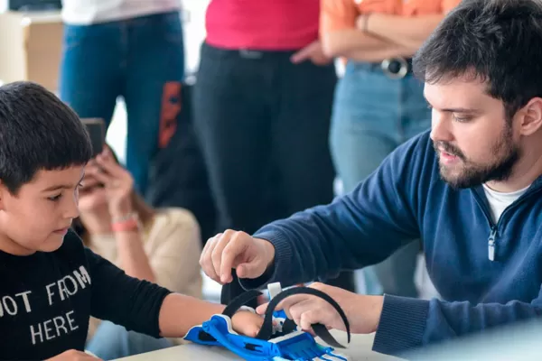 Colaboradores de Banco Macro entregaron 20 prótesis mecánicas para niños