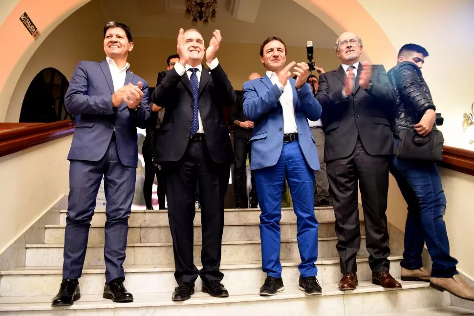 PROTAGONISTAS. González (CAME), Jaldo, Sánchez y Viñuales Santafe (FET), festejan el final del encuentro. LA GACETA / FOTO DE JOSé NUNO