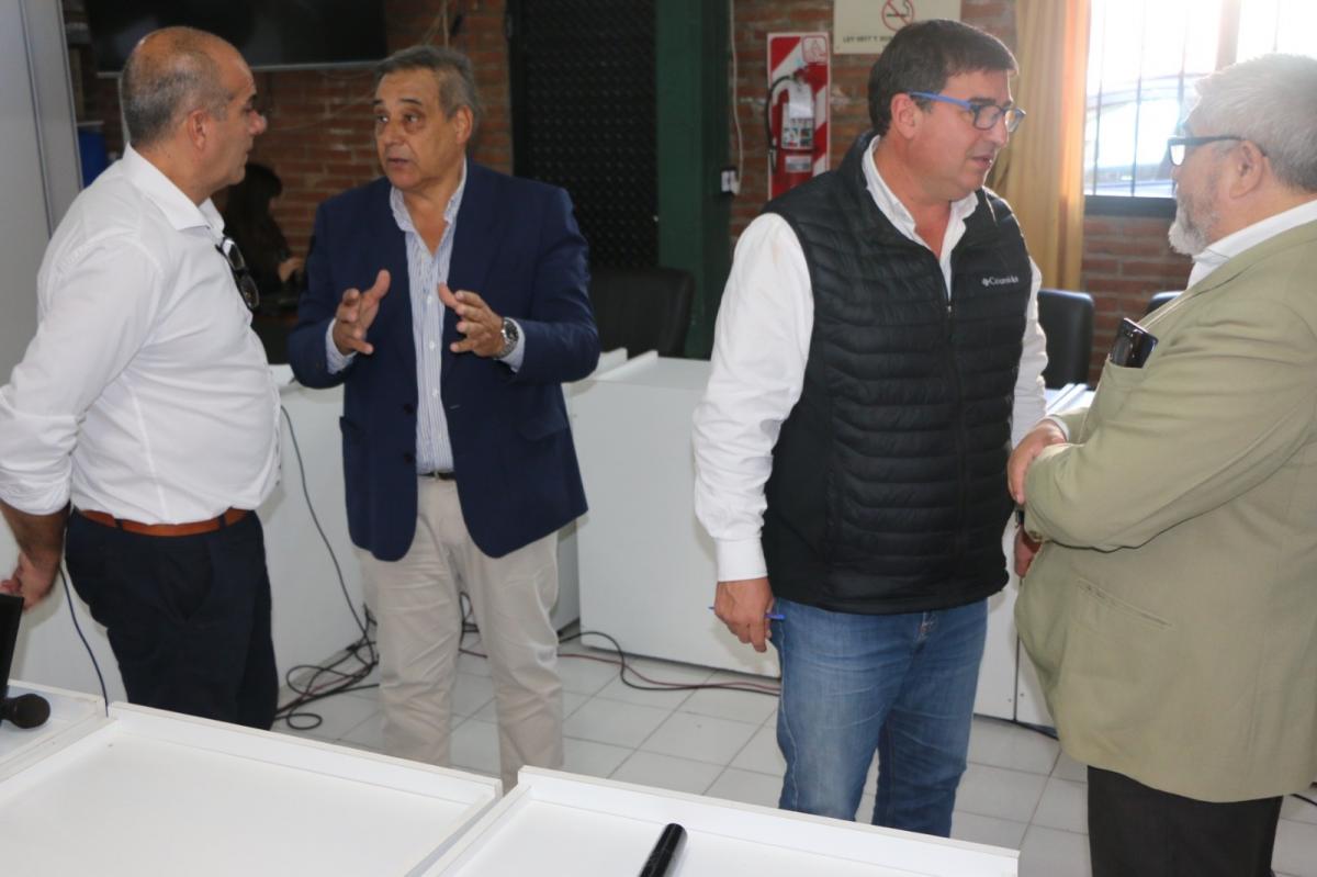 EN EL RECINTO. Aranda (derecha) participó del debate, pero no tuvo voto porque está a cargo de la Intendencia por la ausencia de Campero.