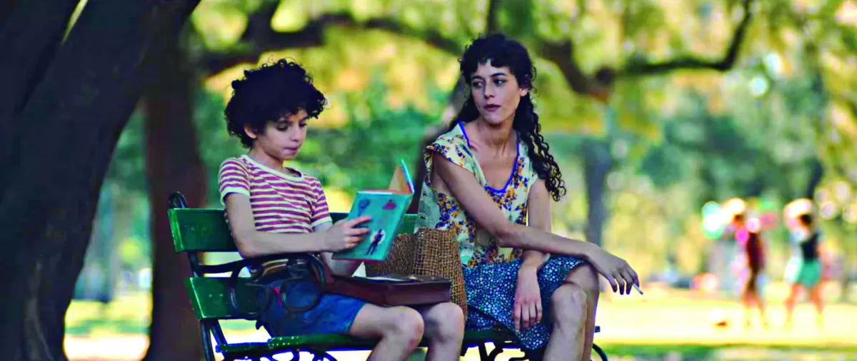 FOTOGRAMA. El personaje de Felipa junto al niño Fito Páez en una de las secuencias de la exitosa serie.