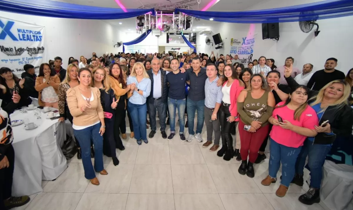 Manzur se reunió y recibió el apoyo de vecinos. Foto Prensa