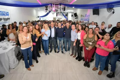 En diferentes barrios de la capital tucumana, Manzur se reunió y recibió el apoyo de vecinos