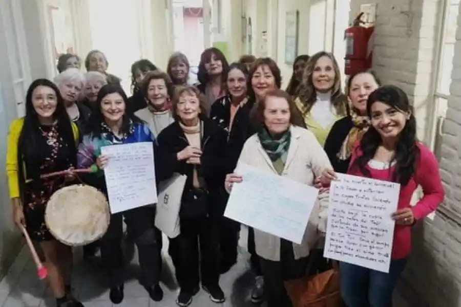 Estudiantes de la Educación Permanente para Adultos Mayores