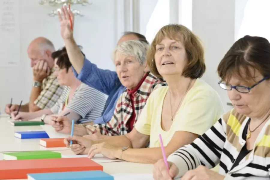 Estudiar en grupos contribuye a mejorar el estado anímico de los adultos mayores