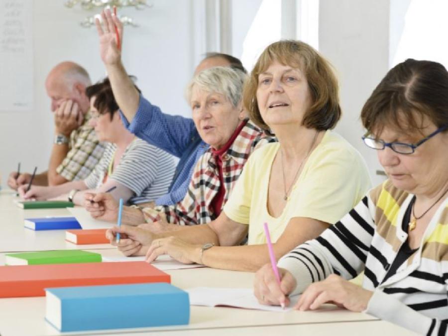 Estudiar en grupos contribuye a mejorar el estado anímico de los adultos mayores