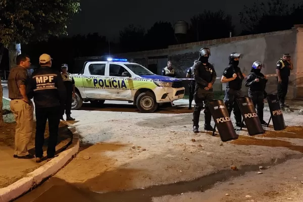 Balearon a un matrimonio en la puerta de su casa: el hombre murió y su esposa está grave
