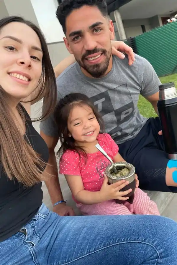 PILARES. Lourdes y Alma fueron la contención de Marcelo Ortiz en los momentos complejos. A la derecha: el viernes, disputando la pelota con Milton Casco.   