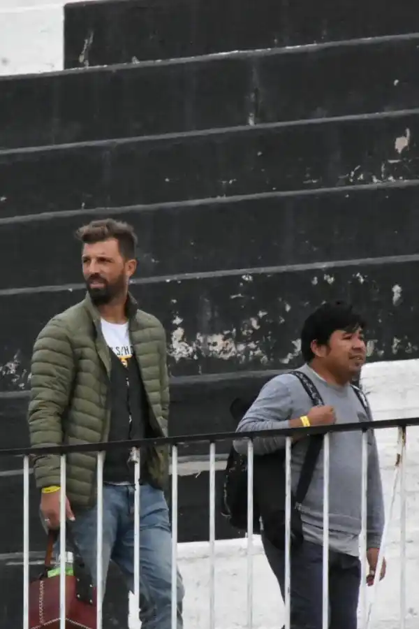 Pablo Frontini llega al estadio de Gimnasia de Mendoza. FOTO GENTILEZA DE JOSÉ ALDERETE - SAN MARTÍN