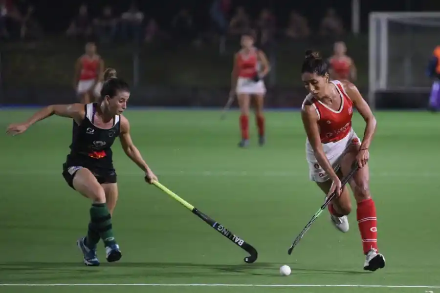 PELEADO. Butí intenta quitarle la bocha a la capitana de Tarcos, Rojas Guindan. 