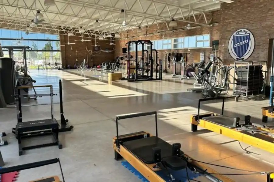 COMPLETO. El amplio gimnasio del predio de Godoy Cruz. Al igual que el resto de las instalaciones, se abastece de energía a través de paneles solares. LA GACETA / FOTOS DE BRUNO FARANO 