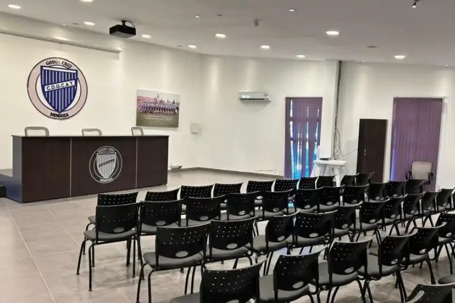 PARA LOS MEDIOS. La impecable sala de conferencias de prensa del “Tomba”.