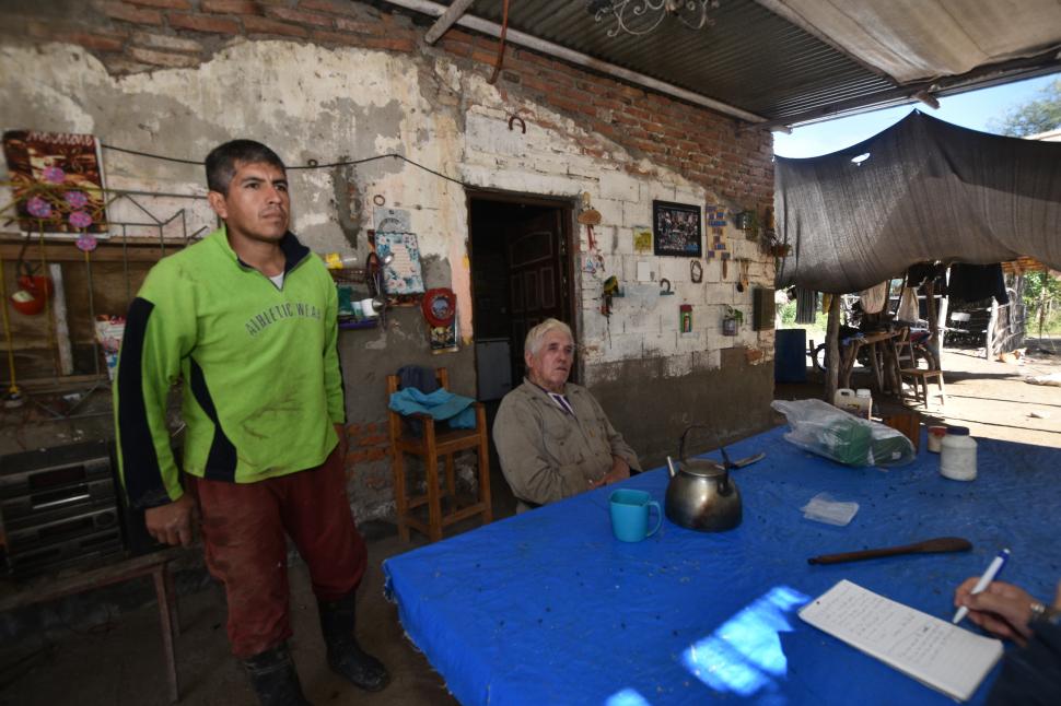 EVACUADOS. Marcelo Pacheco dice que debieron salir en canoa.  