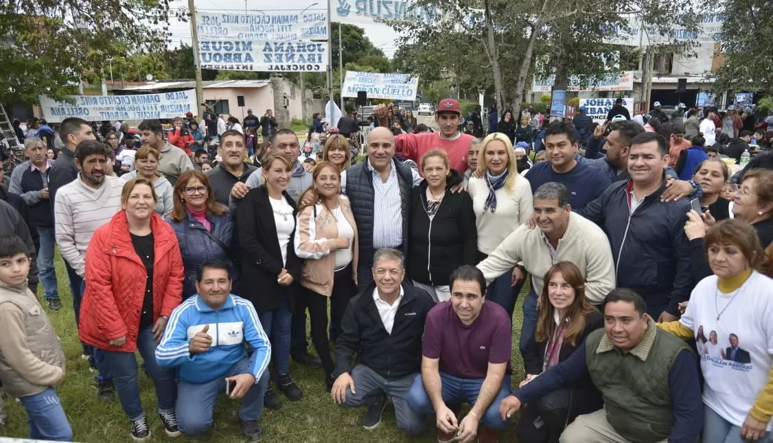 Manzur compartió una locreada con vecinos y militantes de Concepción. 