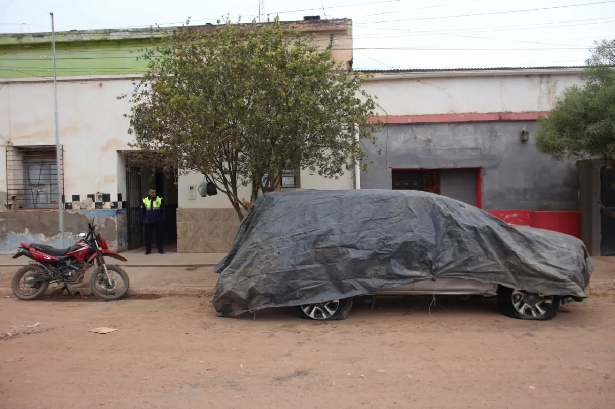 LA CAMIONETA, tapada con una lona, frente a la comisaría de La Madrid. 