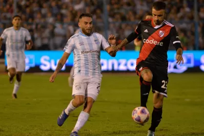 A Pulga hat-trick sends Atlético Tucumán through with ease while