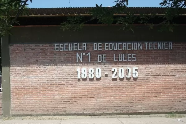 Polémica por la denuncia a un profesor de Lules: padres y alumnos reclamaron frente a la escuela
