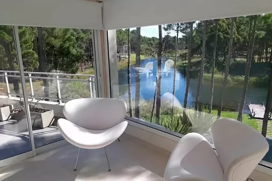 La decoración de la casa está marcada por un blanco impoluto