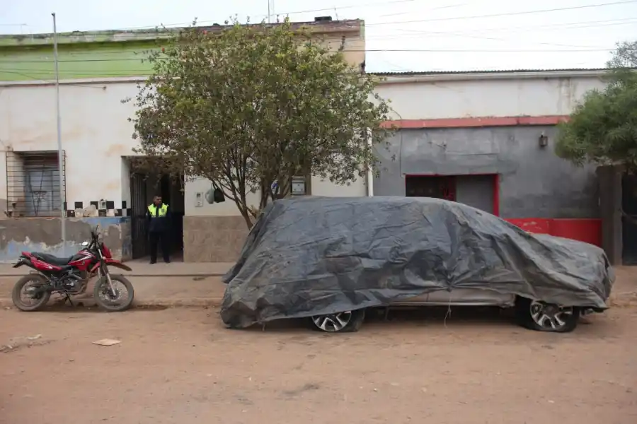 LA CAMIONETA, tapada con una lona, frente a la comisaría de La Madrid. 