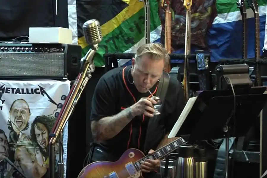 El mate siempre presente en los shows de Metallica