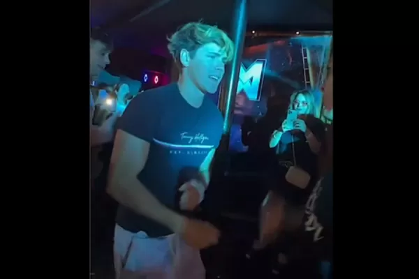 Fotos forzadas y baile de prepo: Marcos de Gran Hermano asediado por fans durante su presencia en un boliche