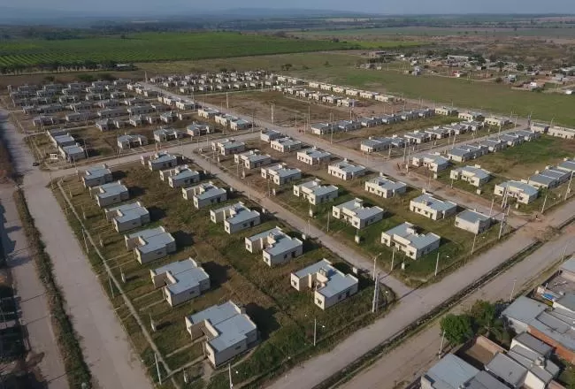 BARRIOS. El Gobierno dijo que en la gestión nacional de Fernández se entregaron 100.000 viviendas.  