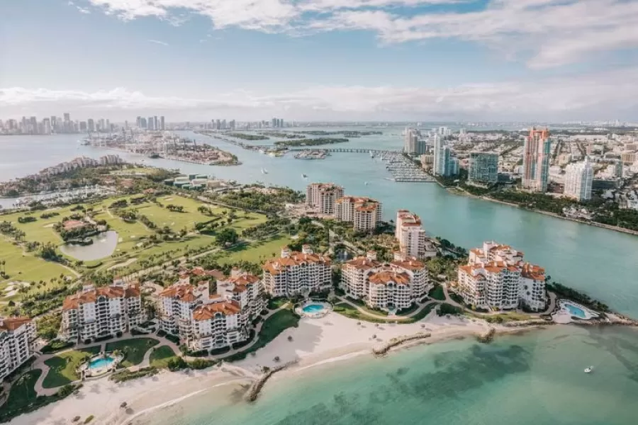 A Fisher Island solo es posible ingresar por barco o en avión